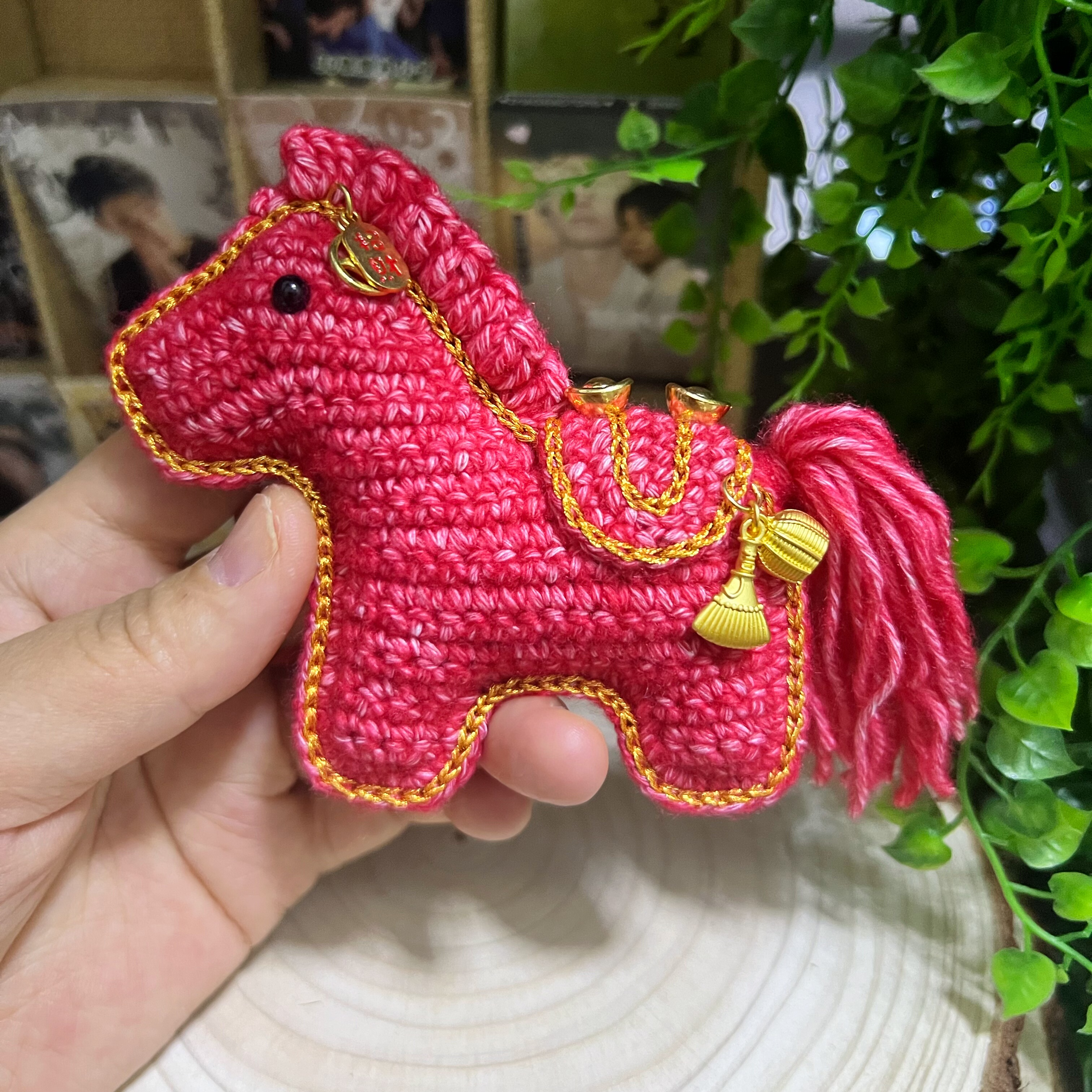 【成品】毛线钩织马上有钱小马挂件钥匙扣包包挂饰情人节礼物,服饰配件/皮带/帽子/围巾,DIY编织材料包,淘宝优惠券,粉丝福利购,淘宝优惠卷