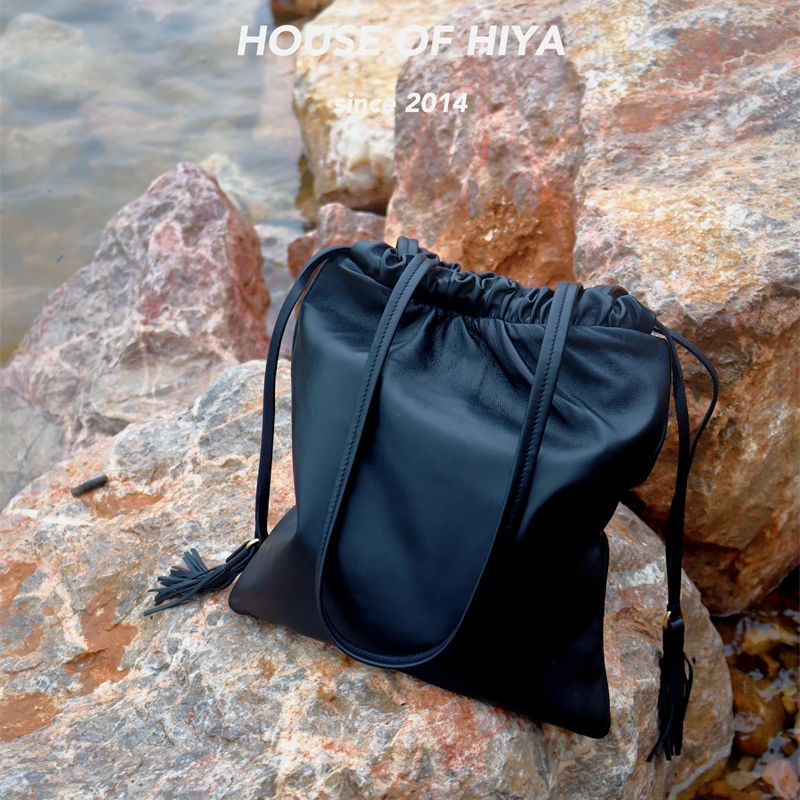 HOUSE OF HIYA新款小众流苏抽绳皱褶云朵包羊皮水桶包单肩手提包