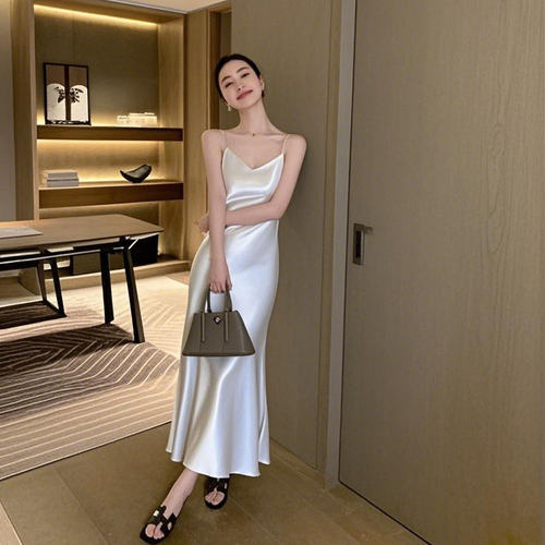 2026米色无袖V领高级气质简约吊带v领醋酸缎面显瘦中长鱼尾连衣裙