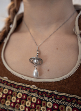 匡舟本色 高级感 复古中古款 3d立体土星 镶钻星球珍珠项链锁骨链