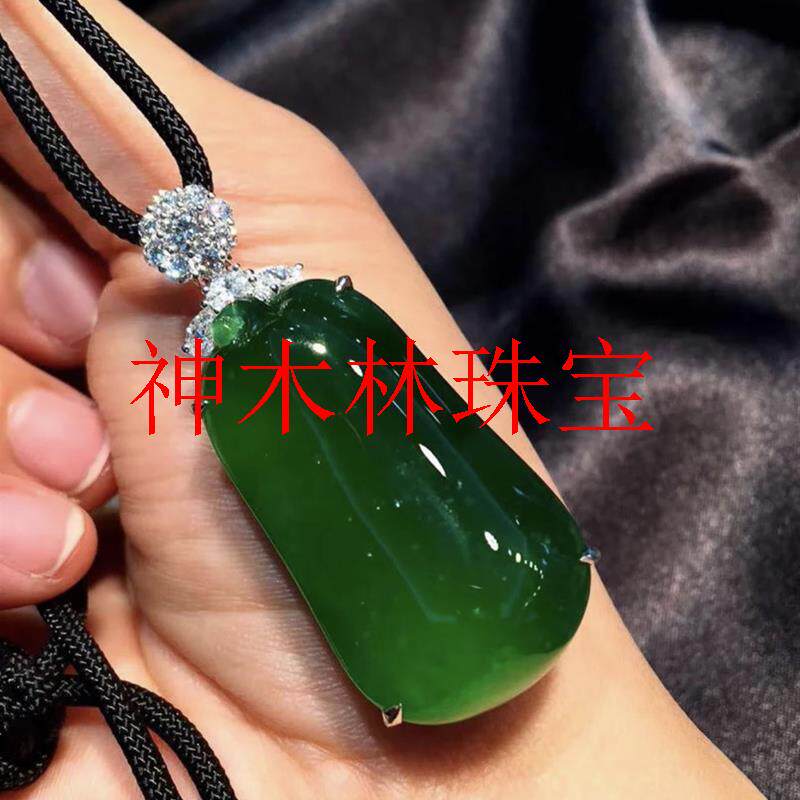 缅甸冰种翡翠色福瓜吊坠冰透水润帝王绿翡翠色玉坠简约时尚如意坠