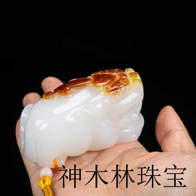 和田玉羊脂白玉籽料貔貅手把件红皮籽料原石貔貅鸿运当头玩件摆件