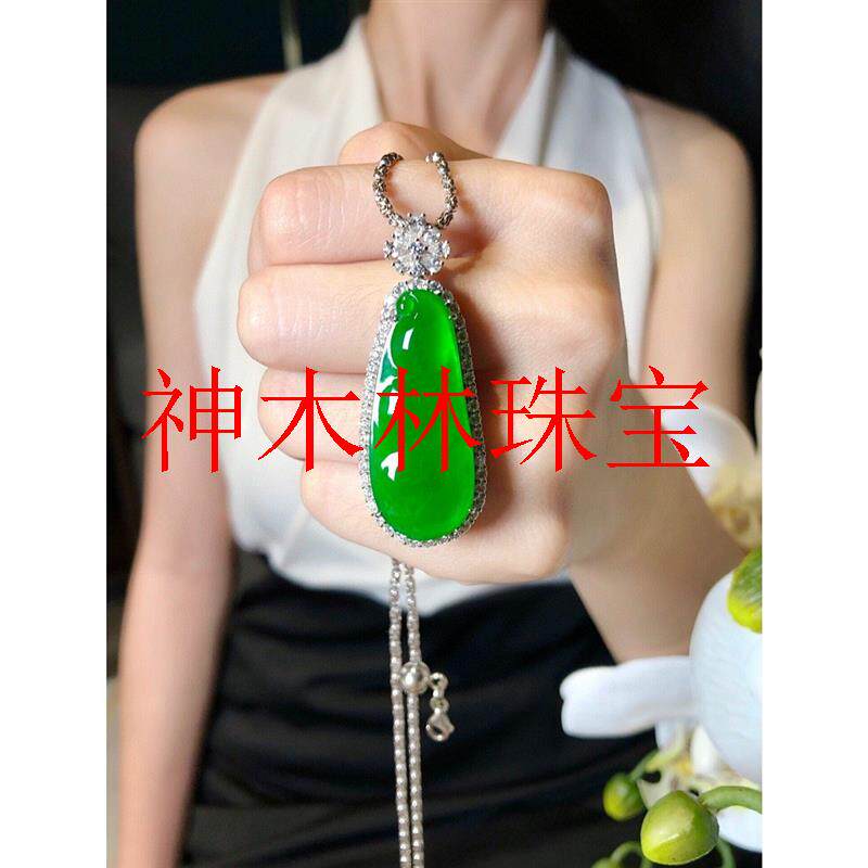 翡翠色福豆本命年缅甸冰种福瓜吊坠满阳绿色如意镶嵌礼物女款项链