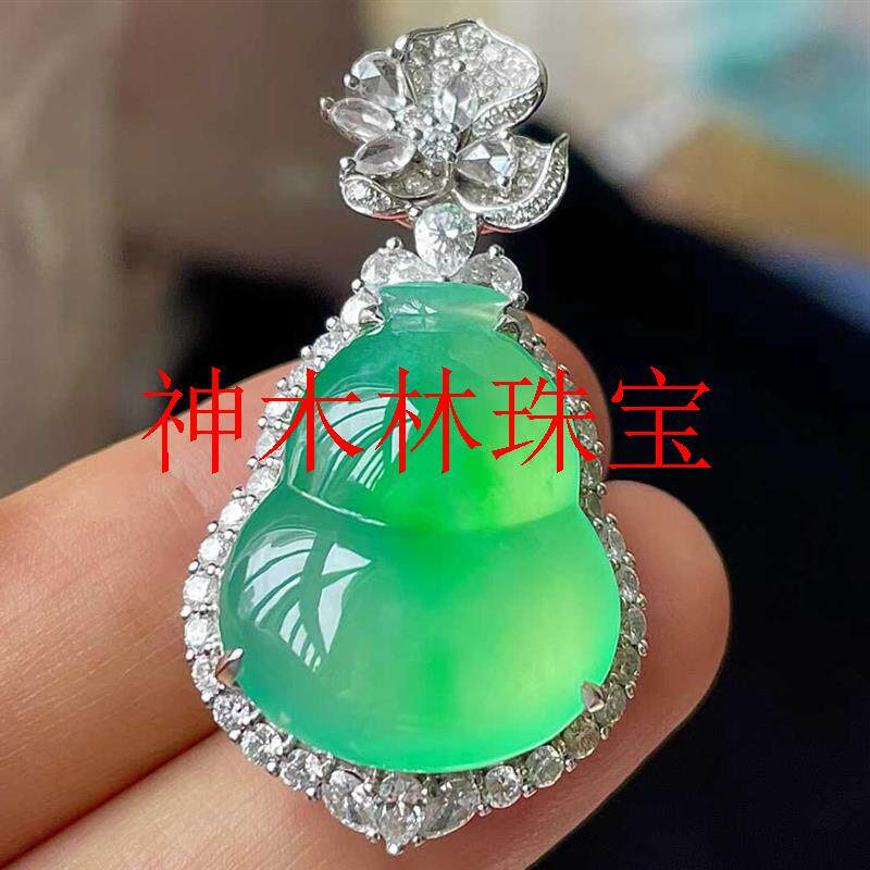 缅甸葫芦翡翠色冰种正阳绿四季豆吊坠金镶嵌辣绿福豆玉坠子毛衣链