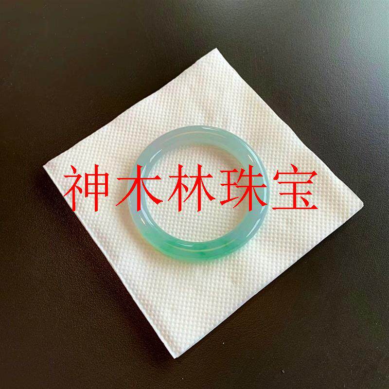 缅甸老坑高冰种阳绿翡翠手镯白底青圆条冰透飘绿花小圈口玉手镯子