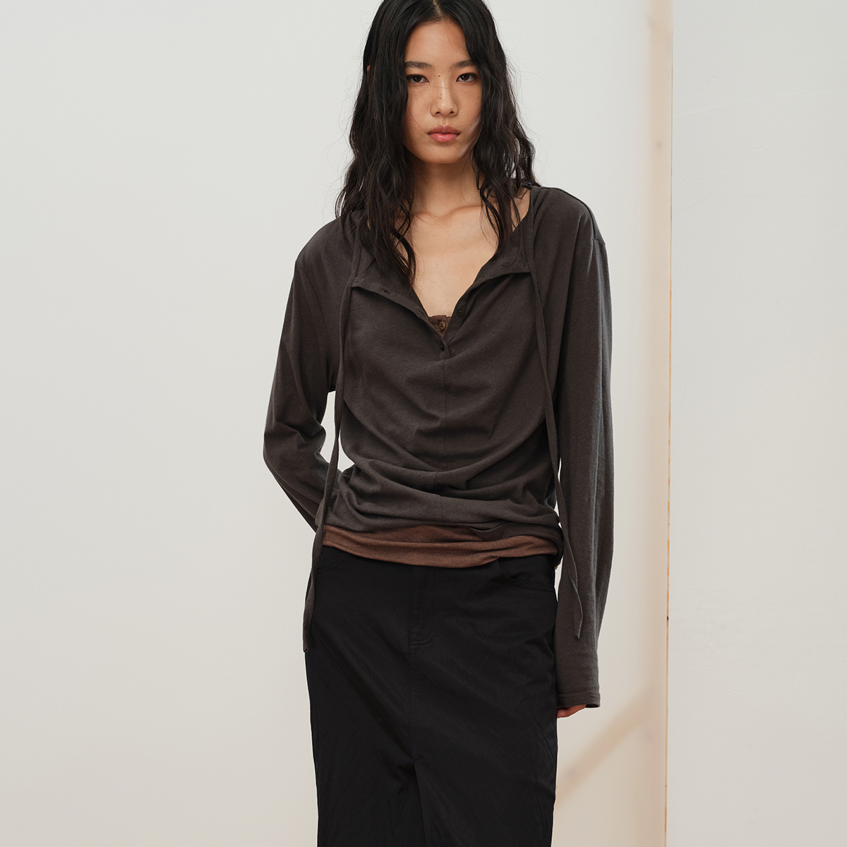 MoonwaxesMoonwanes深灰色飘带荡领上衣25秋T恤