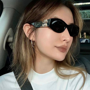 猫眼墨镜高版 本女眼镜椭圆形大字母09w欧美11w太阳镜06z