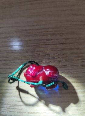 中东蜜蜡雕刻小猪吊坠手机链手机壳时尚饰品紫面蓝精灵变色款。