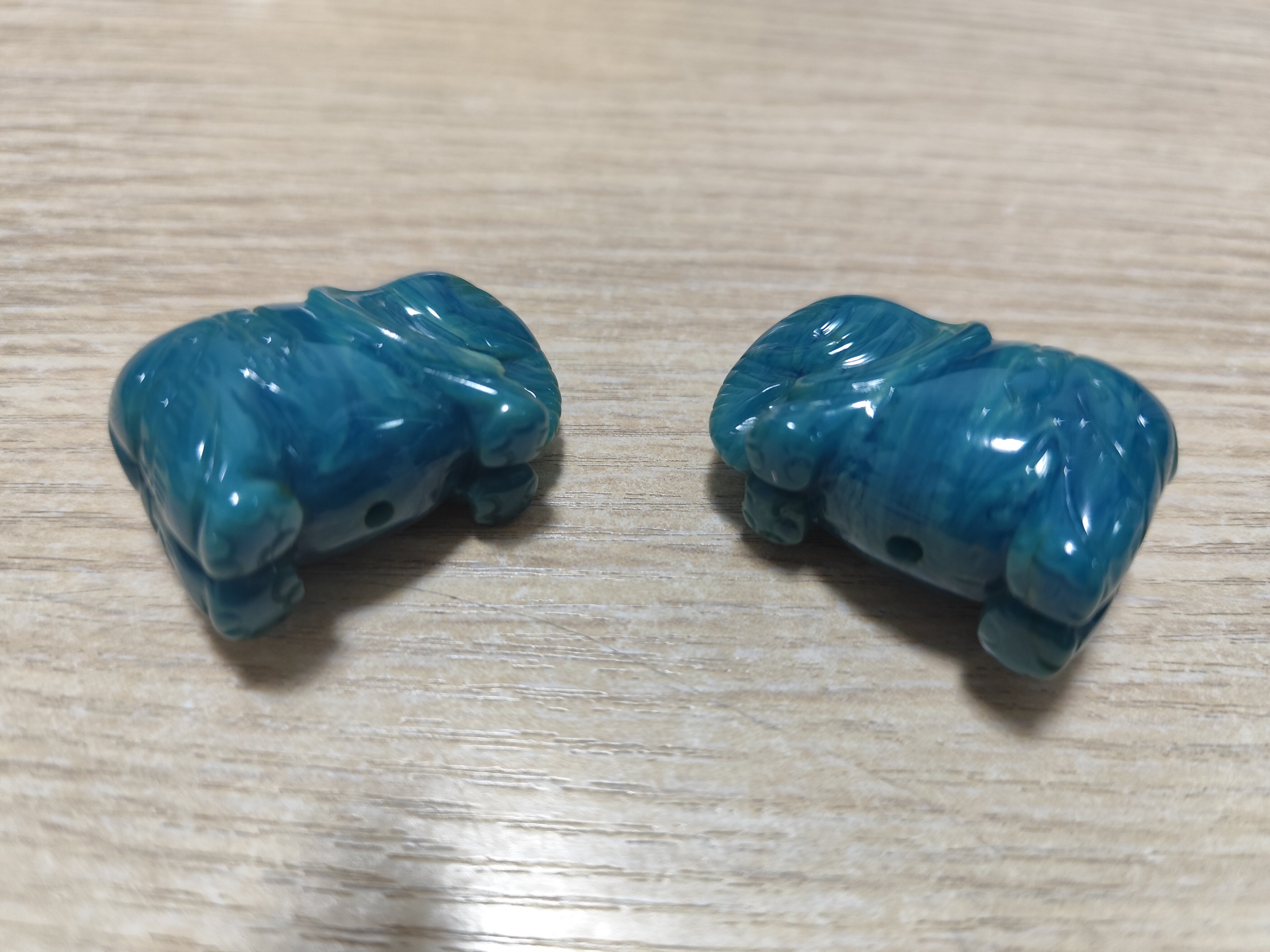 中东蜜蜡蓝雪山雕刻大象吊坠一对摆件