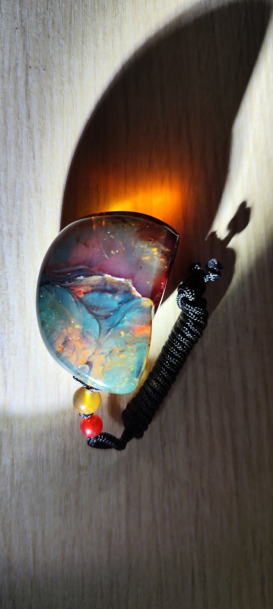 天然琥珀蜜蜡缅甸棕红珀变色龙表面机油膜吊坠可以吸光有冰裂