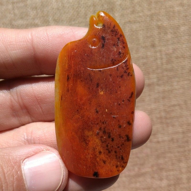 新疆和田玉红沁红油皮籽料鱼吊坠