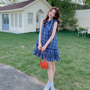 蓝色夏日漂亮小个子连衣裙女2025新款设计感木耳边无袖格子背心裙,伴娘裙搭配什么颜色的鞋图片