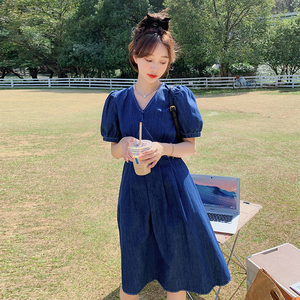 法式复古V领泡泡袖牛仔连衣裙女夏2025年新款质感高级感显瘦裙子图片