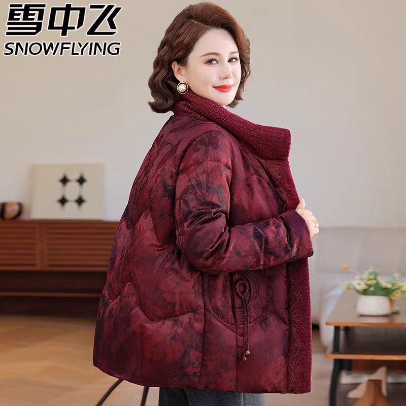 雪中飞中老年妈妈羽绒服大码女短款立体印花拼接洋气国风加厚外套