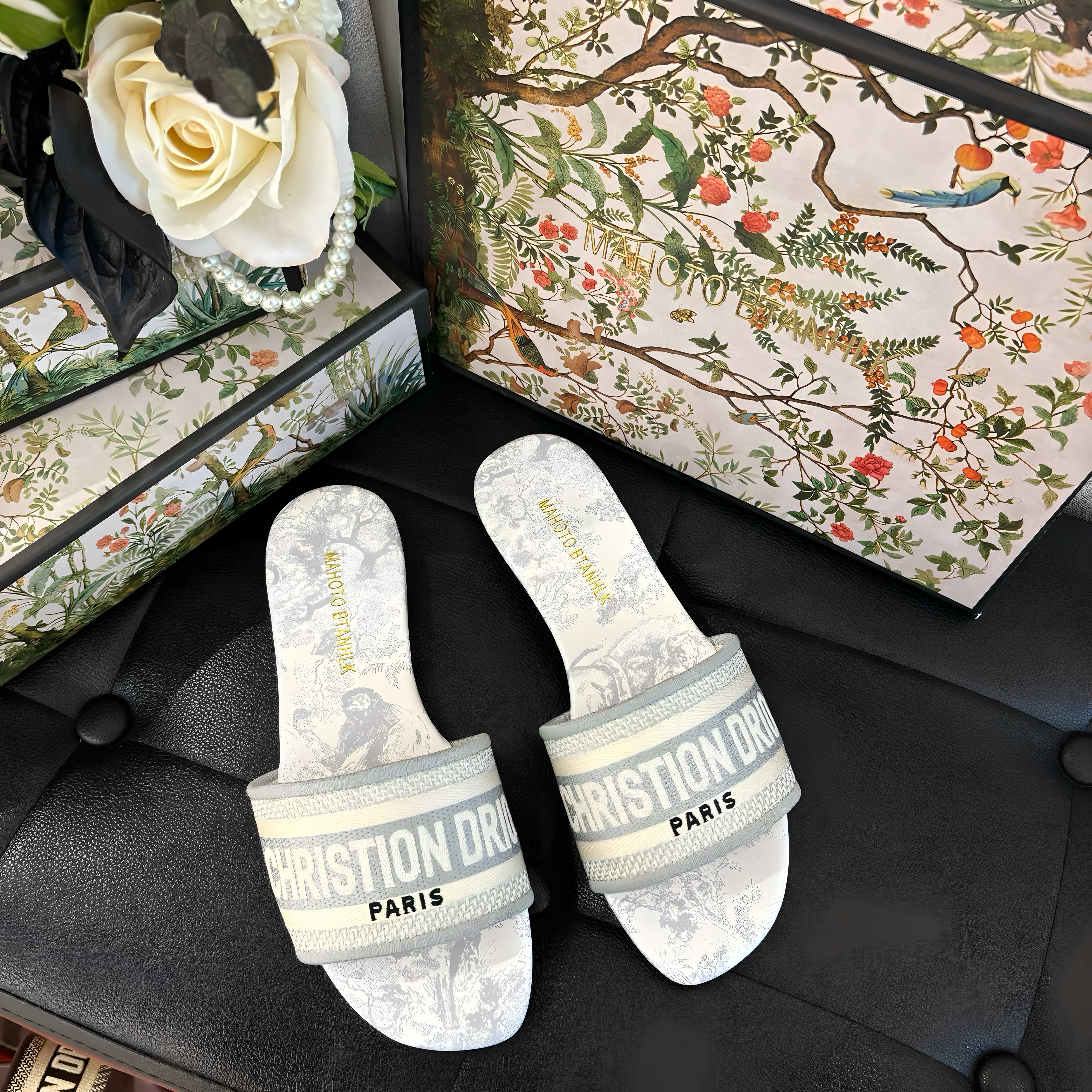 d家刺绣字母拖鞋女外穿网红休闲沙滩度假2025夏季一字拖凉拖鞋ins