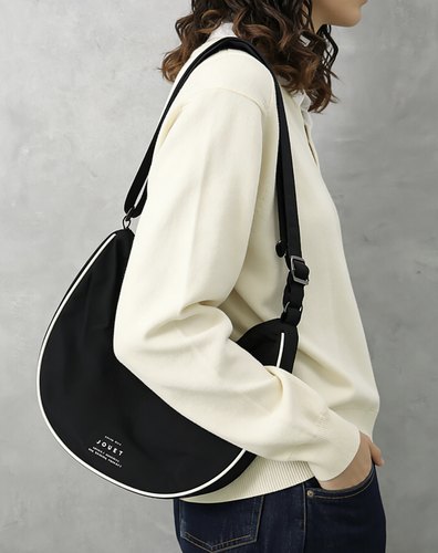 日单jou*t 极简色系尼龙料斜挎包单肩包 侧边拉股定型 轻量实用