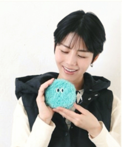 日单可爱卡通饭团毛绒刺绣零钱包耳机包 不规则圆形  附挂钩