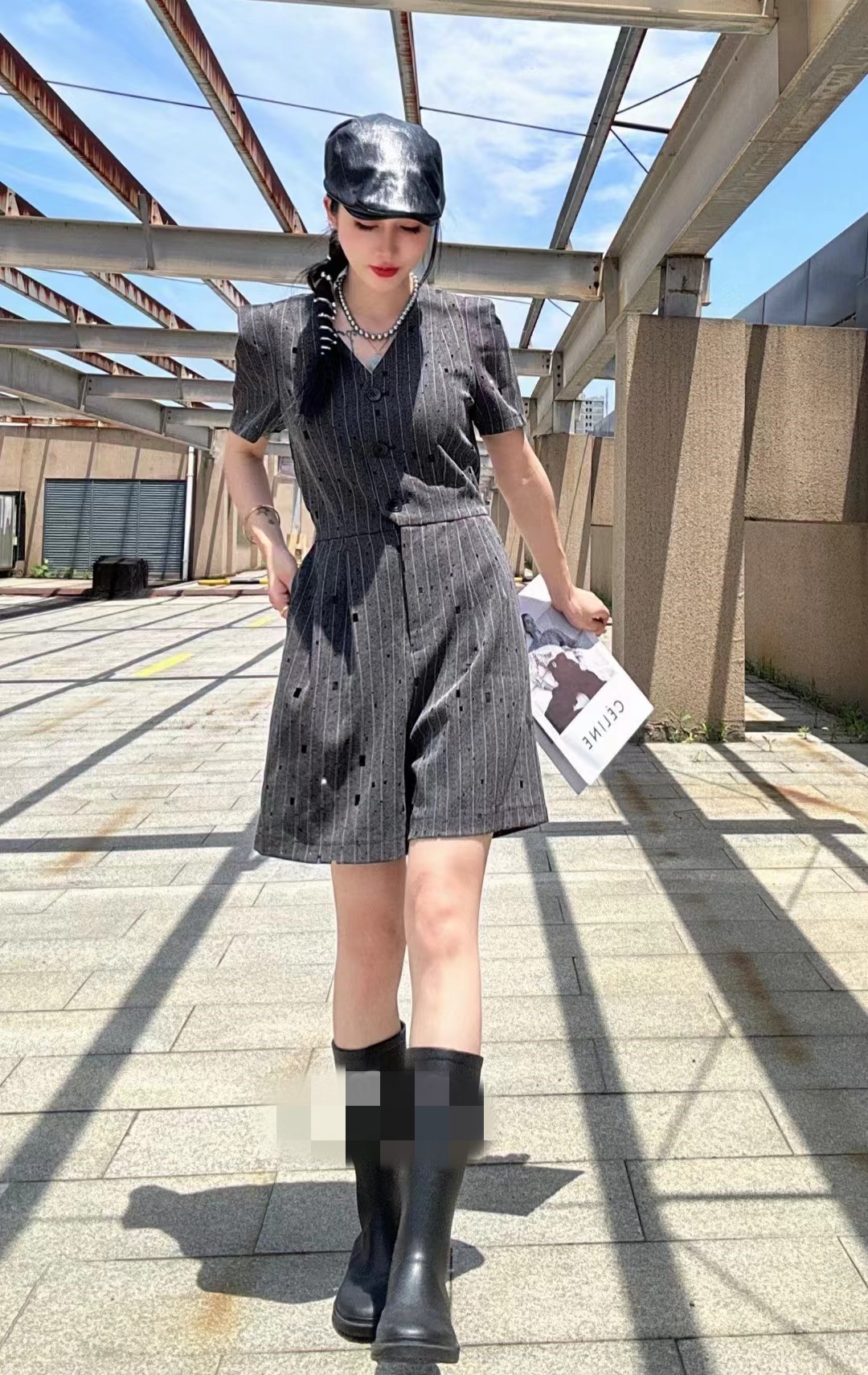 法式连体短裤女夏季2024新款别致显瘦v领高级感小个子气质连衣裤
