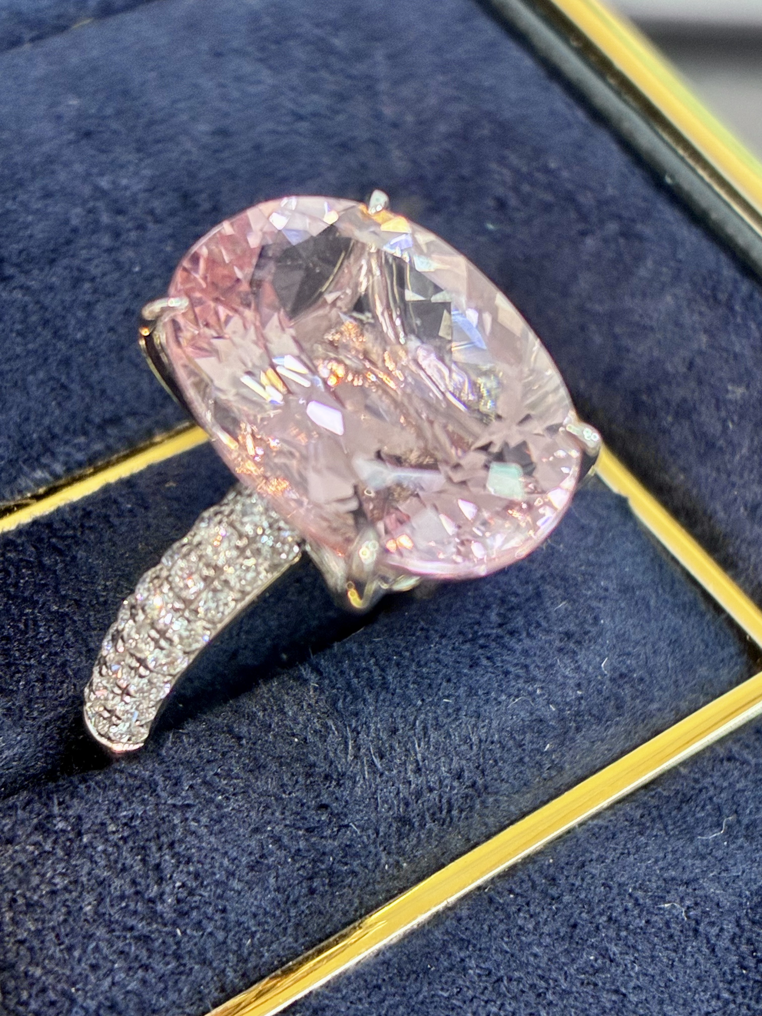 1万多的 18K白金粉摩根石戒指 摩根石9.9克拉 钻石55分 总重6.2克