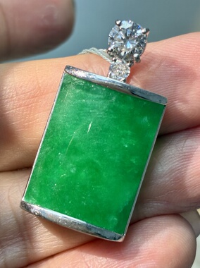 1万多的亏本卖10克重18K白金60分天然钻石吊坠 满绿色平安无事牌