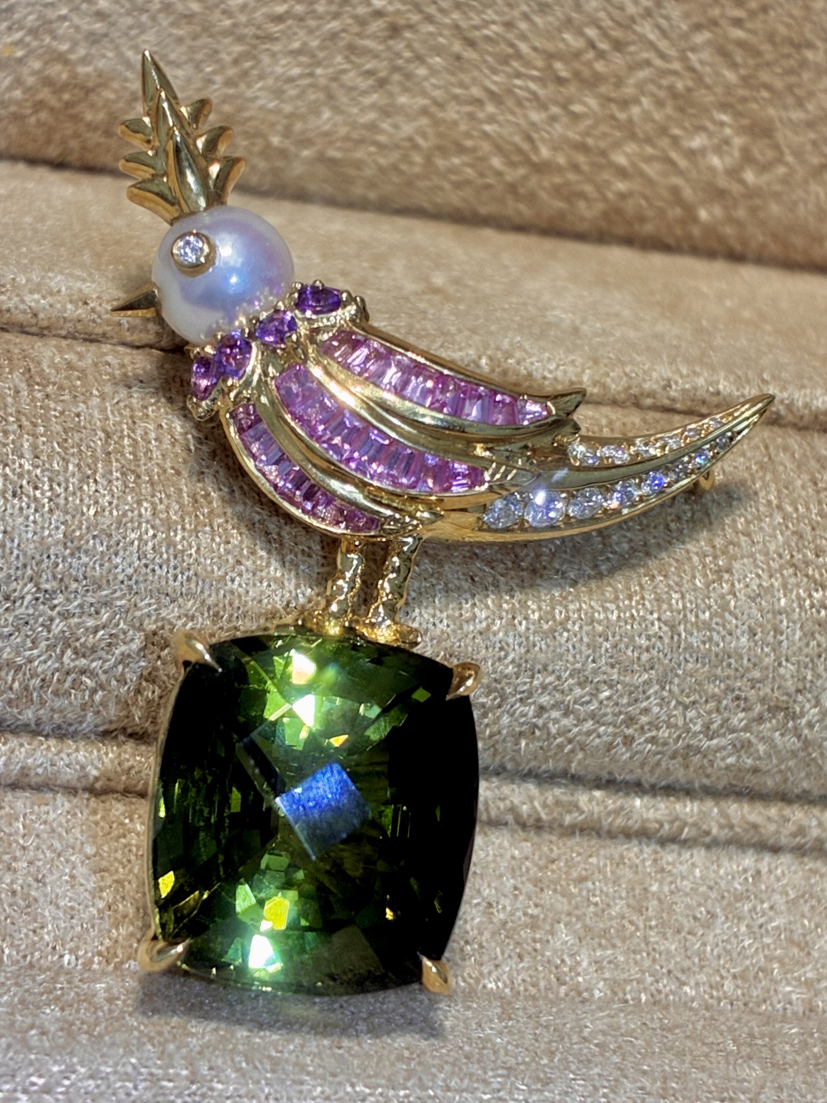 25888设计师款鸟上石绿碧玺8.3克重18k黄金镶嵌天然钻石胸针 吊坠