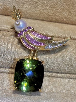 25888设计师款鸟上石绿碧玺8.3克重18k黄金镶嵌天然钻石胸针 吊坠