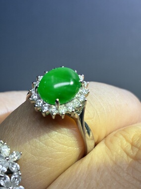 1万多亏本卖的 缅甸翡翠高冰种近帝王绿色18K钻石戒指