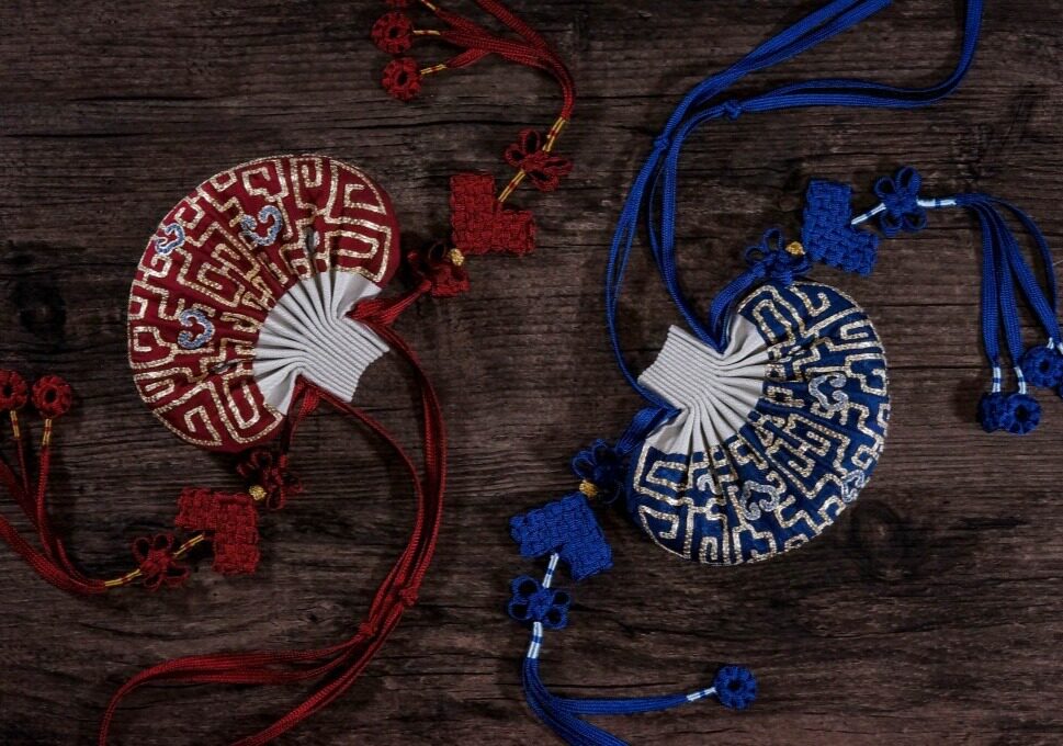 回纹盘金绣古法荷包 手工刺绣红蓝款 传统绳结打圈 苏州特产礼物