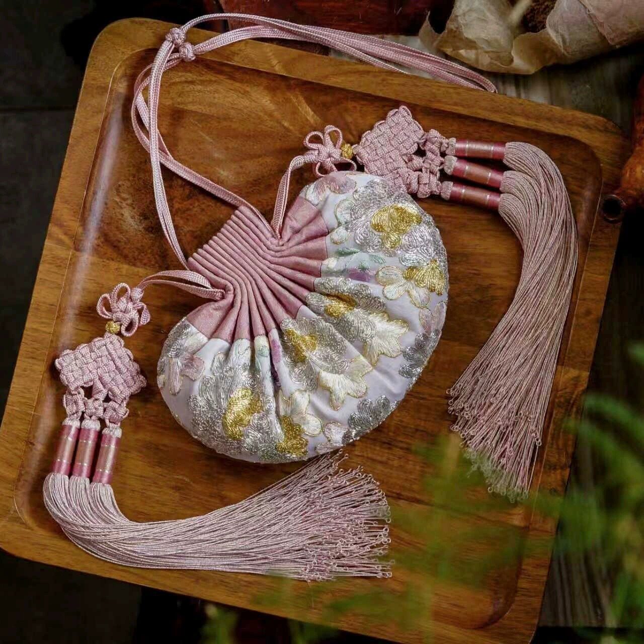 灰粉系盘银手绣荷包 真丝手工刺绣款加大号 传统绳结配彩金回笼须