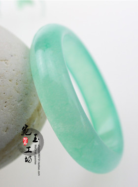 天然正品石英岩玉手镯 豆绿冰种玉 阳绿色贵妃镯 玉石手镯玉手环
