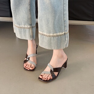 2026新款夏季配裙子性感外穿绝美水钻凉拖鞋一字带米色高跟凉鞋女