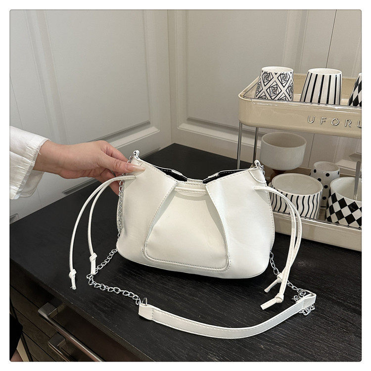 洋气质感斜挎包女2026春季新款淑女气质单肩包韩版小众设计女包潮