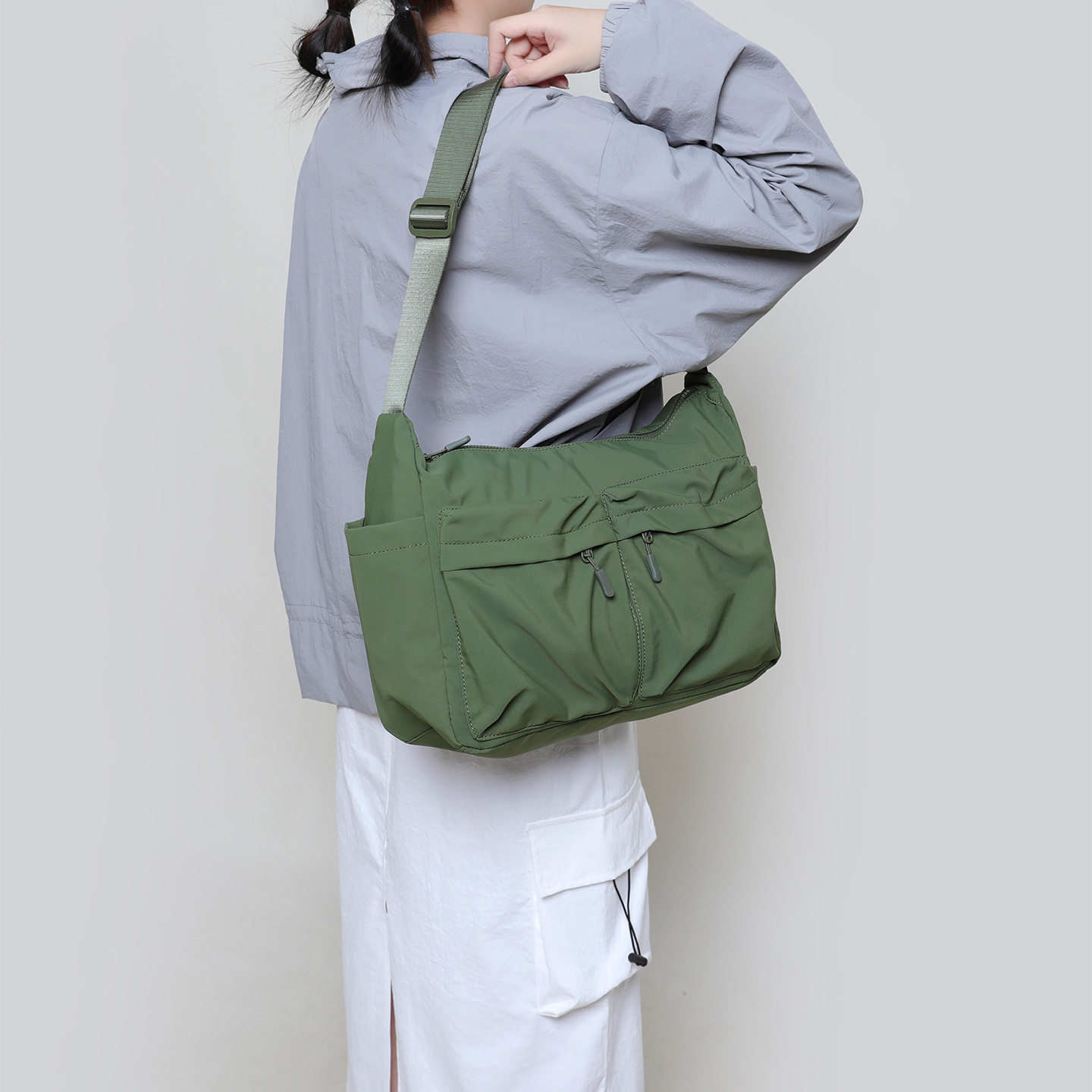 尼龙斜挎包男女单肩邮差包中性两用挎包轻量化防泼水大容量户外包