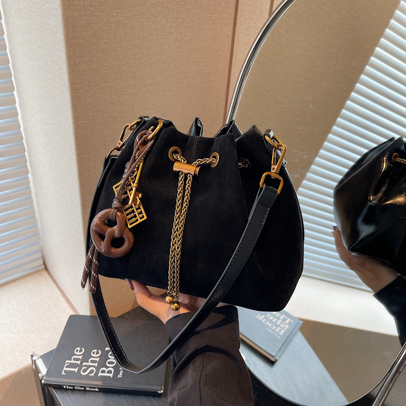 2025新款复古磨砂小包包女式时尚百搭斜挎包水桶包软皮单肩背包潮