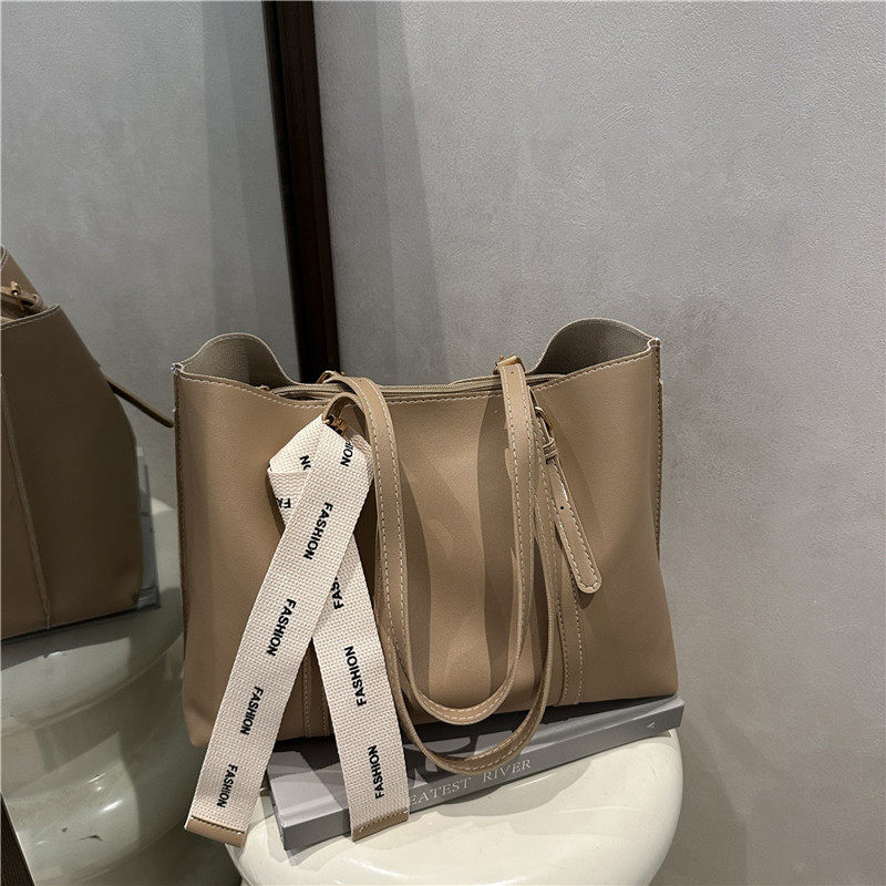 韩版时尚大容量包包女2026新款小众高颜值上班通勤单肩托特包大包