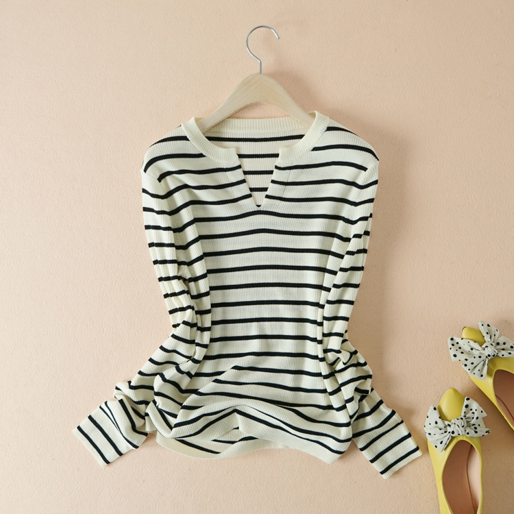 基本与众不同黑白条纹毛针织衫