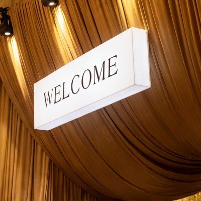 婚庆布置新娘出场区亚克力灯箱发光logo布幔定制婚礼装饰背景灯牌图片