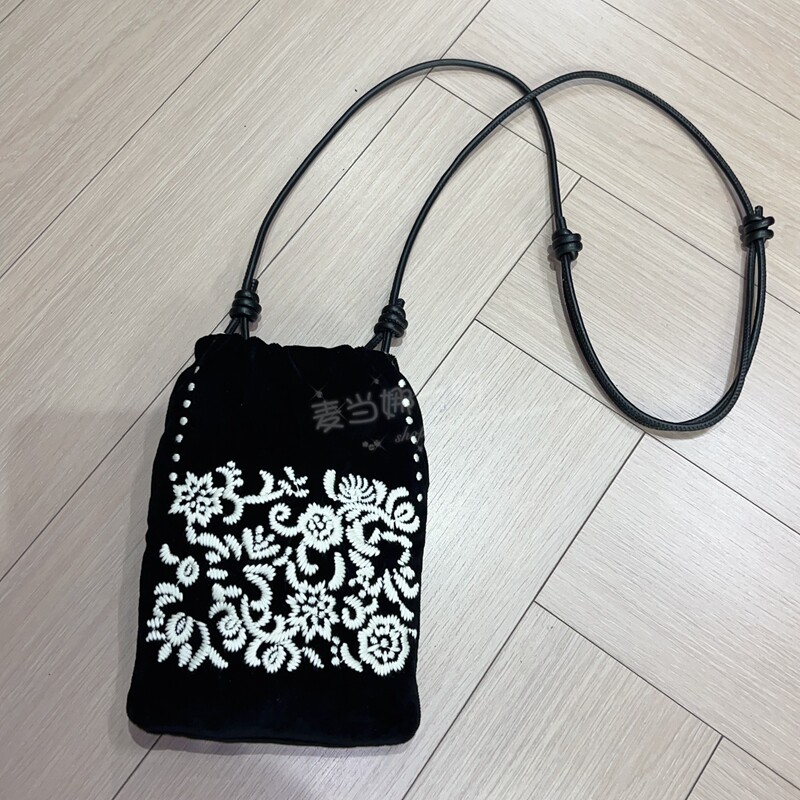 小众设计出口丝绒民族风刺绣束口袋女手机包抽绳小包包单肩斜挎包