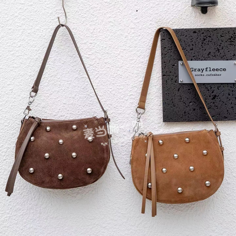 真皮金属铆钉单肩斜挎半月马鞍包