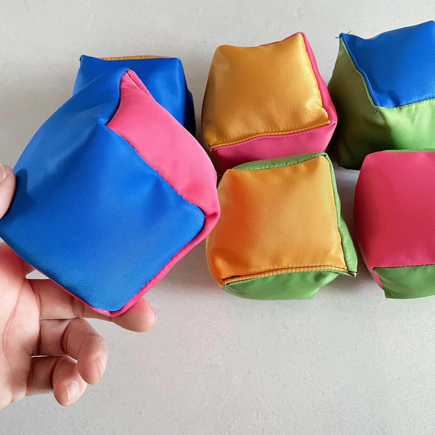 8*8*8厘米立体丝绵填充复合布双拼色优质牢固轻的四方形儿童沙包