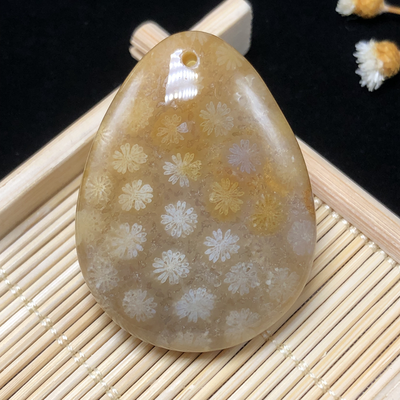 粉花天然珊瑚玉吊坠大花满花菊花玉石原石平安扣男女款方牌子