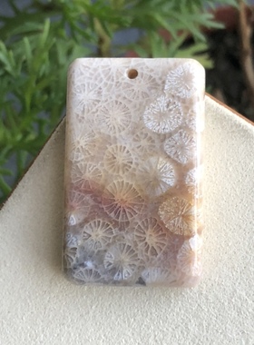 新品天然珊瑚玉彩色蕾丝花牌子吊坠方牌项链玉化通透自然光拍摄