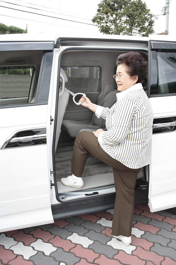 日本老人小孩儿童上下车支撑内饰