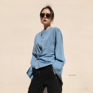 格闵草自制秋冬新款女衬衫lemaire风休闲复古天蓝色斜扣长袖上衣