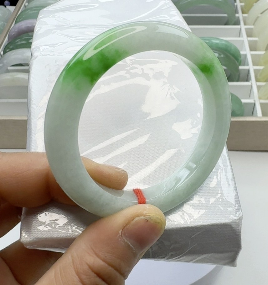 51圈口缅甸翡翠手镯阳绿飘花玉手镯白底青辣阳绿玉镯子女款冰糯种