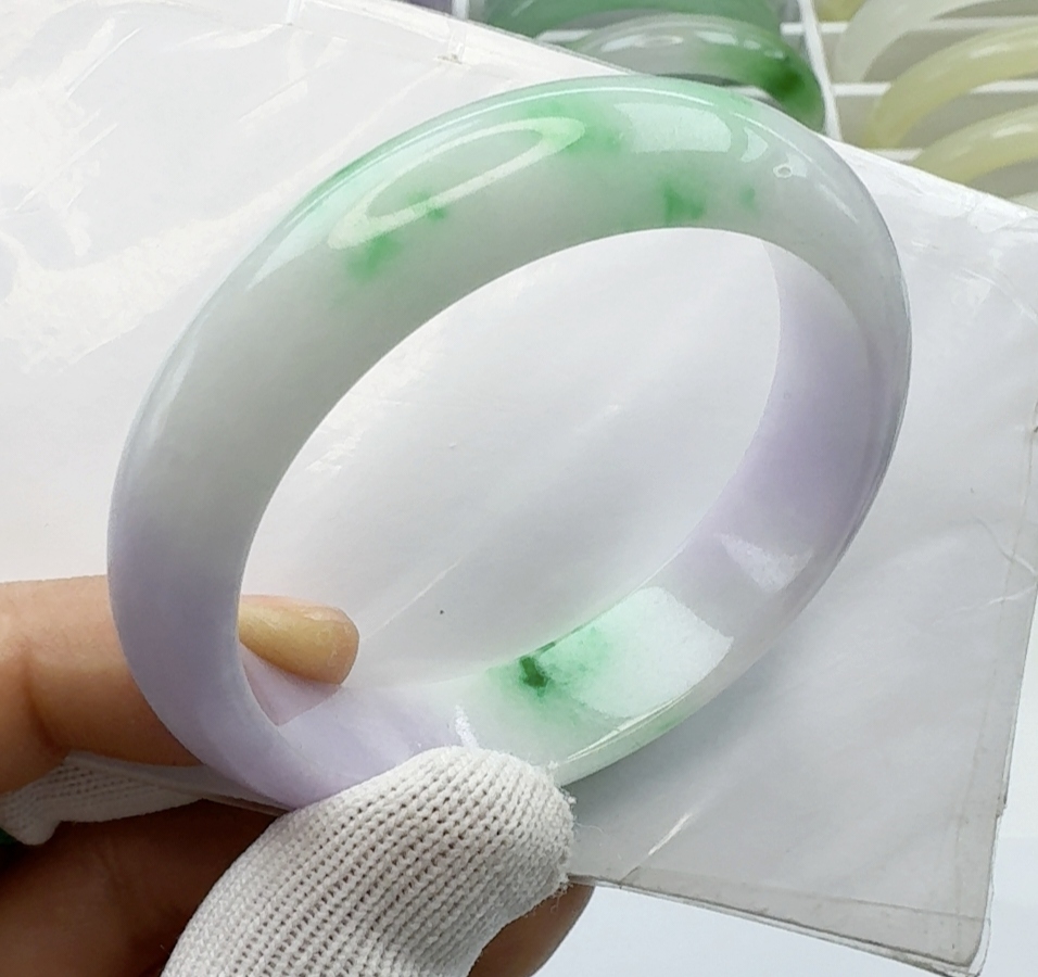 5556圈口缅甸翡翠手镯春彩飘花玉手镯白底青辣阳绿玉镯子紫罗兰女