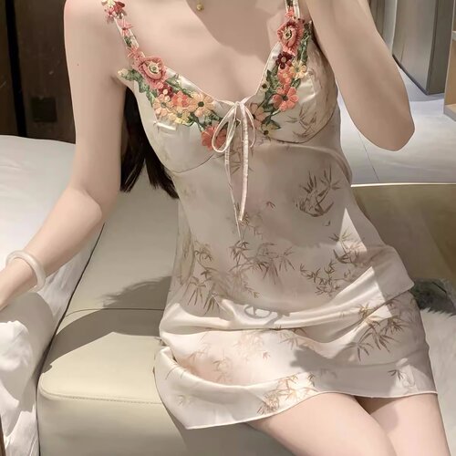 温柔冰丝性感带胸垫蕾丝吊带睡裙