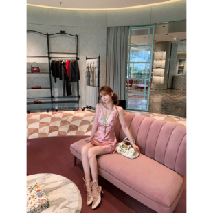 F boutique「江坂丽奈」Ch1oe2w定染法蕾醋酸缎系带无袖v领连衣裙