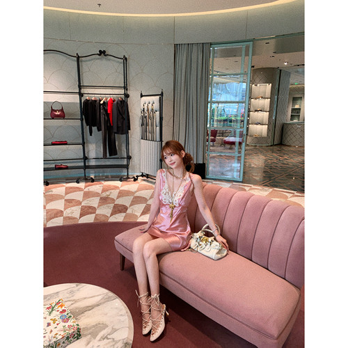 F boutique「江坂丽奈」Ch1oe2w定染法蕾醋酸缎系带无袖v领连衣裙
