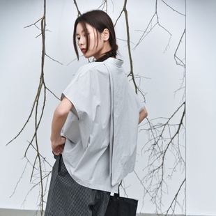 设计感气质小花扣连肩袖后叠片短袖衬衫女小众宽松衬衣还有山5286